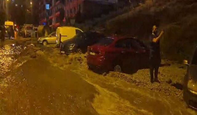 Ankara'daki selde çöken yolda 20 araç hasar gördü