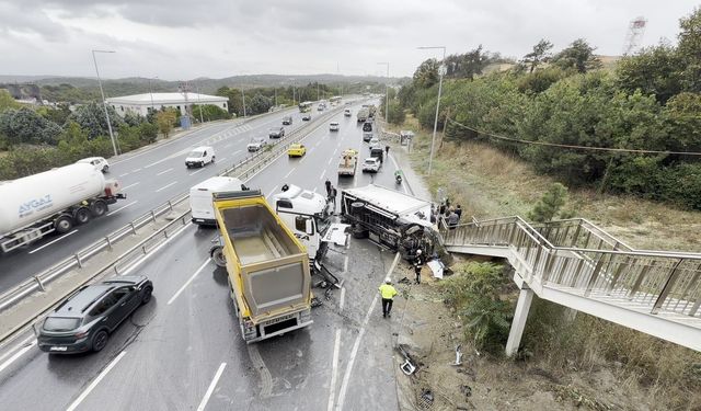 Arnavutköy'de kamyon ve hafriyat aracı çarpıştı