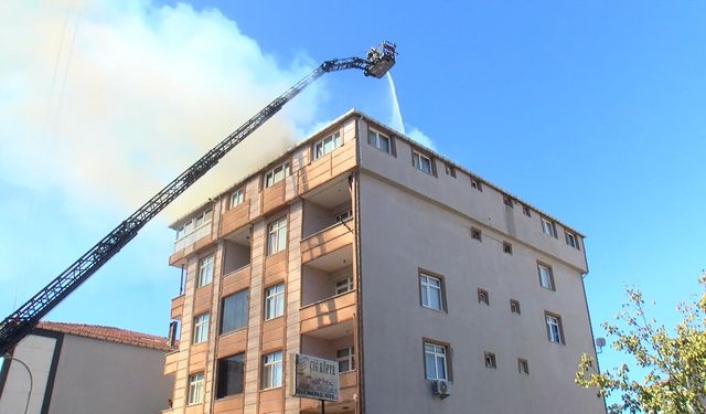 Ataşehir'de 5 katlı binanın çatısı alev aldı