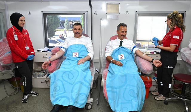 Bakan Çiftçi'den Kızılay'a bağış