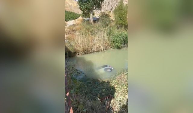 Darende'de hafif ticari araç çaya uçtu