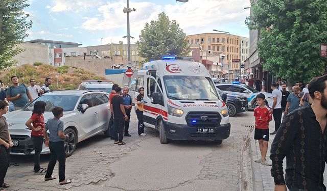 Darp edilen kadını kurtarmak isterken bıçaklandı!