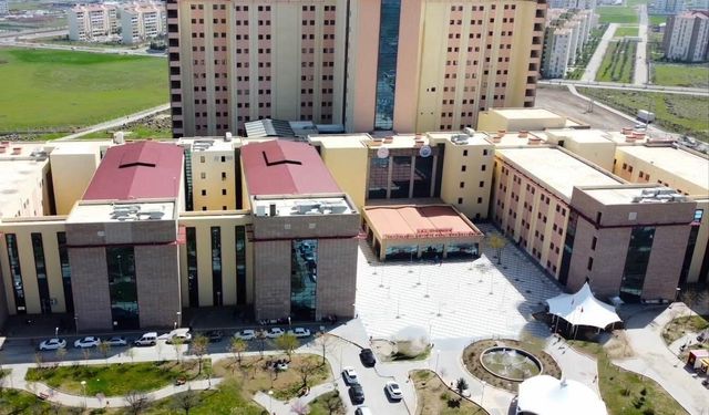 Diyarbakır'da kız kardeşlere yıldırım isabet etti