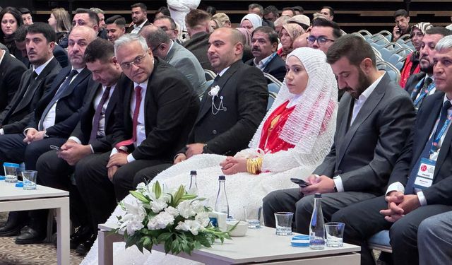 Gelin ve damat, MHP'nin kongresine katıldı