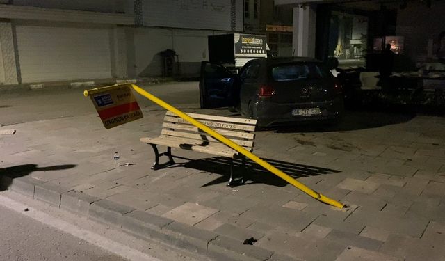 İnegöl'de kaza yapan otomobil kaldırıma çıkarak durabildi