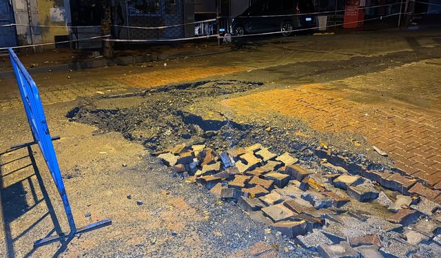 İstanbul'da gece yağış çilesi: Zincirlikuyu'da su baskını, Fatih'te yol çöktü!