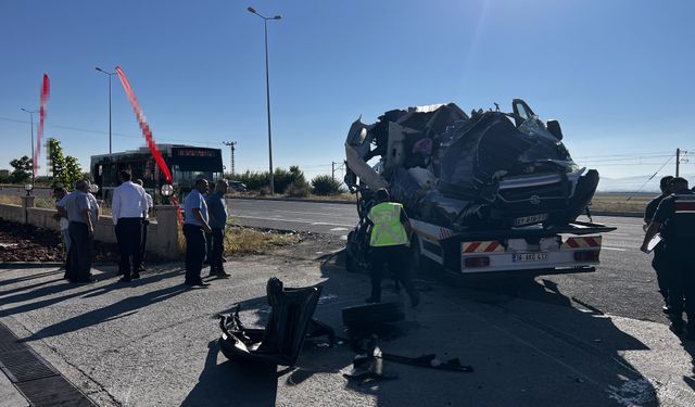 Kayseri'de minibüs, özel halk otobüsüne çarptı: 3 yaralı