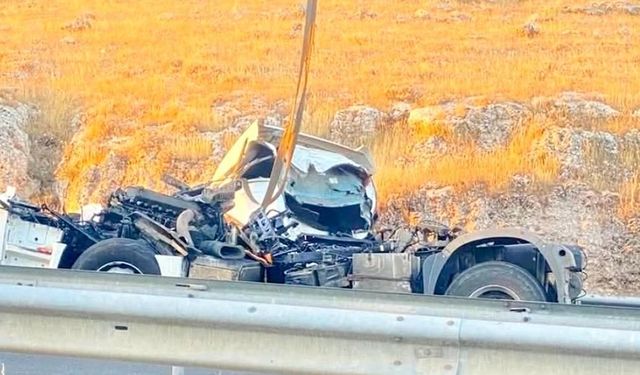 Lastiği patlayan TIR önünde bulunan diğer TIR'a çarptı