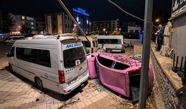 Malatya'da Otomobil Otoparka Uçtu, Sürücü Yaralandı