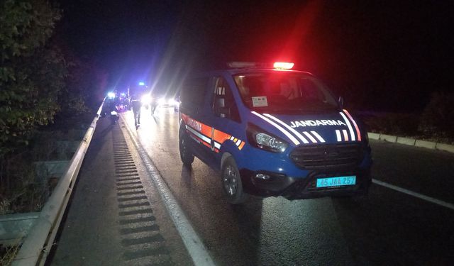 Feci Kaza: Bariyerlere Sıkışan Sürücünün Durumu Ağır!
