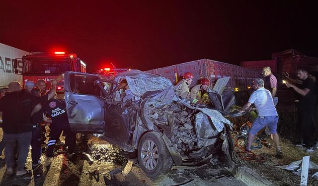 Manisa'da kavşakta kamyonet TIR'a çartı: 1 ölü, 4 yaralı