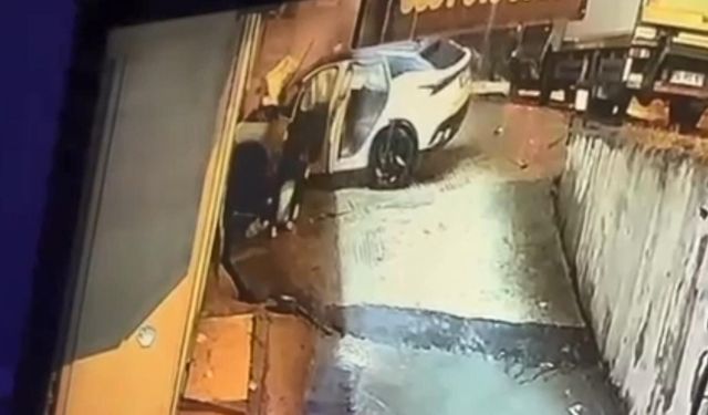 Otomobilin iş yeri duvarına çarptı: 1 ağır yaralı