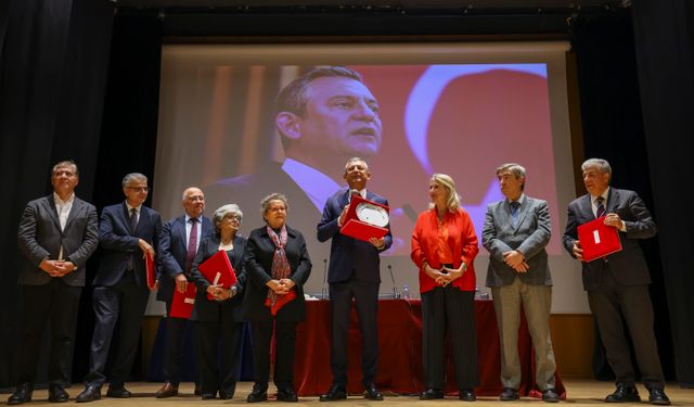Özgür Özel'e 94. Dil Bayramı İzlencesi’nde Onur Ödülü!