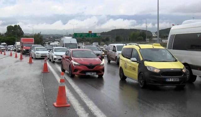 Pendik'te TIR kazası trafik yoğunluğuna sebep oldu