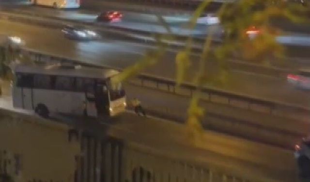 Polis arızalanan midibüsü yol kenarına itti