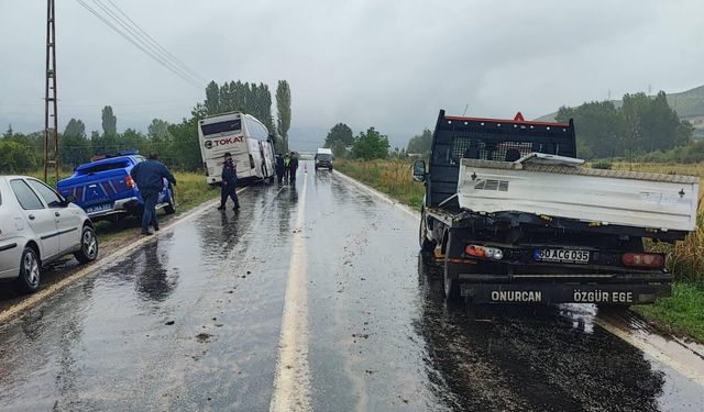 Tokat'ta yolcu otobüsü, kamyonete çarptı: 2 yaralı