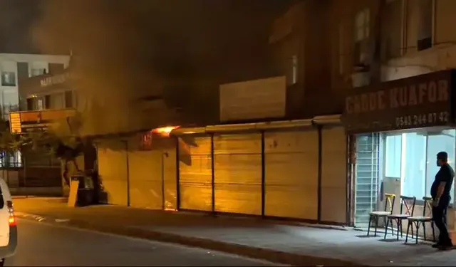 Antalya'da Gece Yarısı Korkutan Yangın: İki Dükkan Küle Döndü!