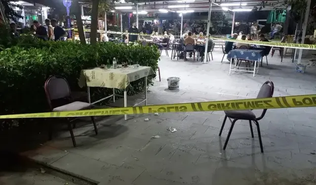 Husumetlilerine Ateş Açtı, Masadaki Müşteriyi Vurdu