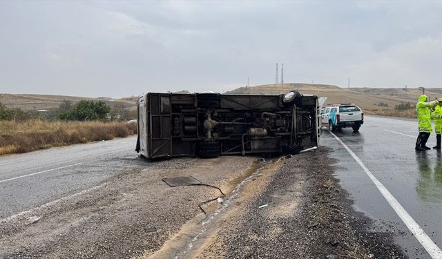 Kırıkkale'de midibüs devrildi: 14 kişi yaralandı