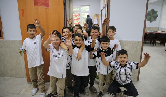 Niğde'de Beşiktaş Taraftarı Öğrencilere Hediye Dağıttı