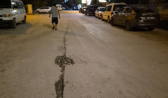 Adana'da Çukura Düşen Elektrikli Bisiklet Devrildi: Baba ve Kızı Yaralandı
