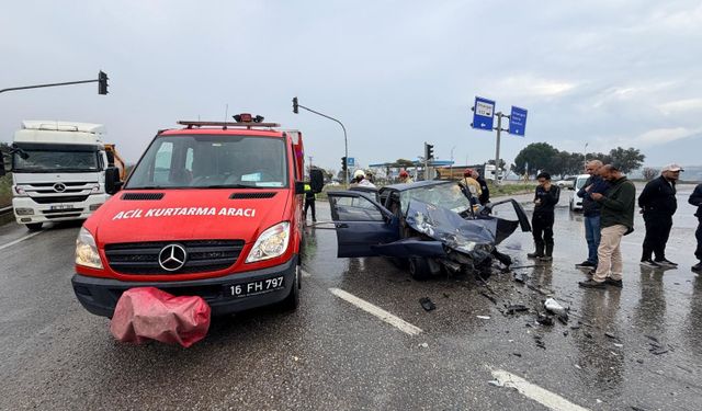 Bursa’da hafriyat kamyonuna çarpan otomobilde 2 kişi yaralandı