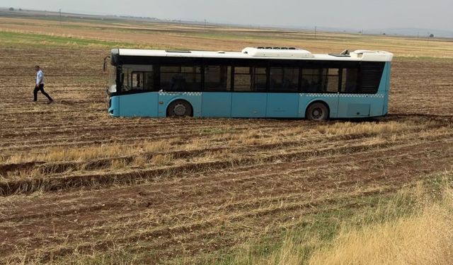 Diyarbakır'da Belediye Otobüsü Kontrol Kaybı Sonrası Tarlaya Girdi