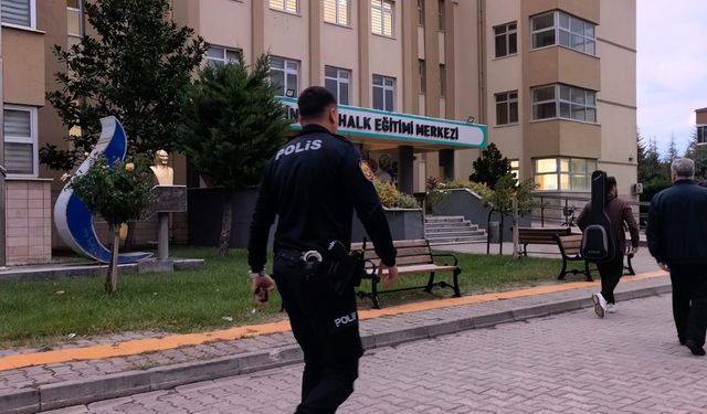 Ehliyet sınavında kopya düzeneğiyle yakalandı