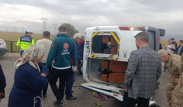 Hakkari'de Öğrenci Servisi Devrildi