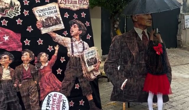 Hatay’da minik Meryem’den Atatürk’e şemsiyeli koruma