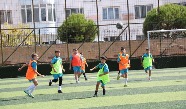 İzmir'de Dezavantajlı Çocuklara Futbol Kapısı