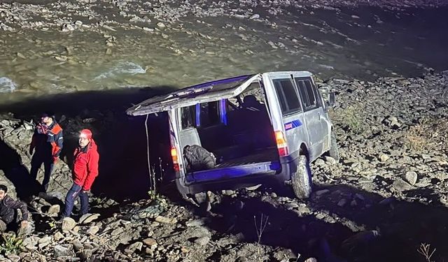 Kaçak göçmenleri taşıyan minibüs dereye uçtu