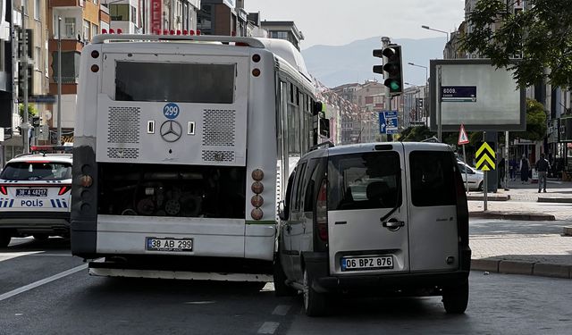 Kayseri'de Akrabasını Bıçakladı, Kaçarken Kaza Yaptı
