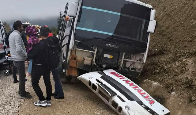 Korkuteli'de Yolcu Midibüsü Şarampole Düştü: 9 Yaralı