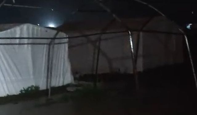 Mevsimlik işçilerin çadırlarını su bastı