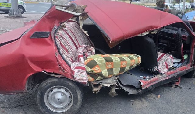 Niğde’de Feci Kaza: Otomobil İkiye Bölündü, Sürücü Ağır Yaralandı