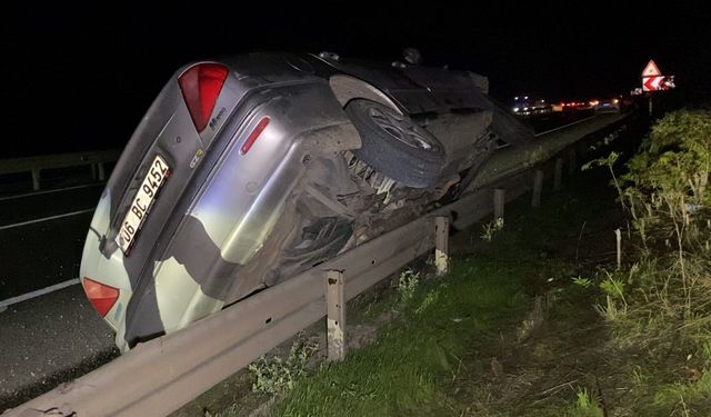 Otomobil kontrolden çıkarak bariyerin üzerinde yan durdu