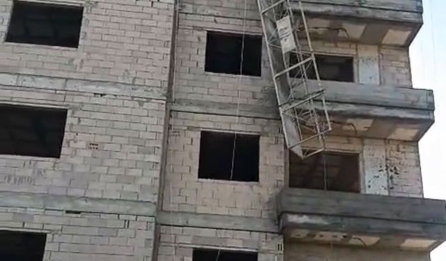 Tarsus'ta inşaat işçisi kardeşler iskeleden düştü