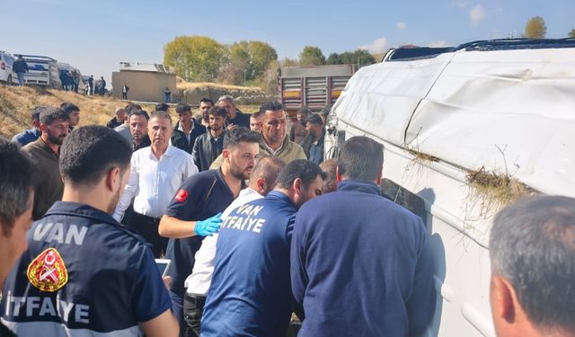 Van'da yolcu minibüsü ve TIR çarpıştı