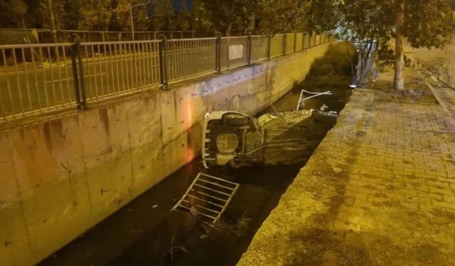 Kayseri'de otomobil su kanalına devrildi