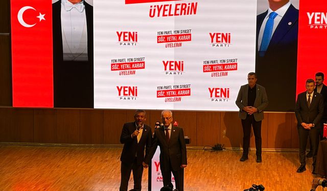 Özgür Özel Murat Karayalçın’a rozetini taktı