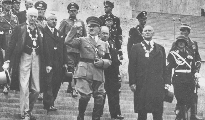 Sığınağın Puslu Aynası: Adolf Hitler’in Son Yılı