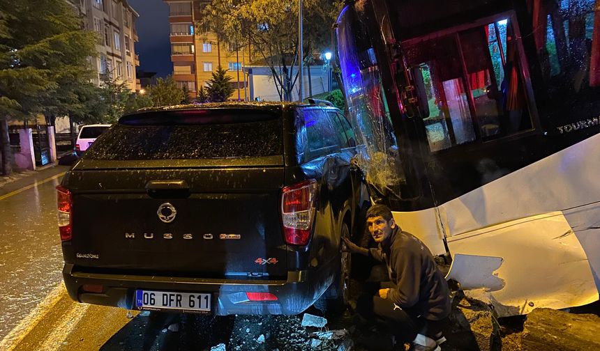 Etimesgut’ta Servis Park Halindeki Araçlara Çarptı