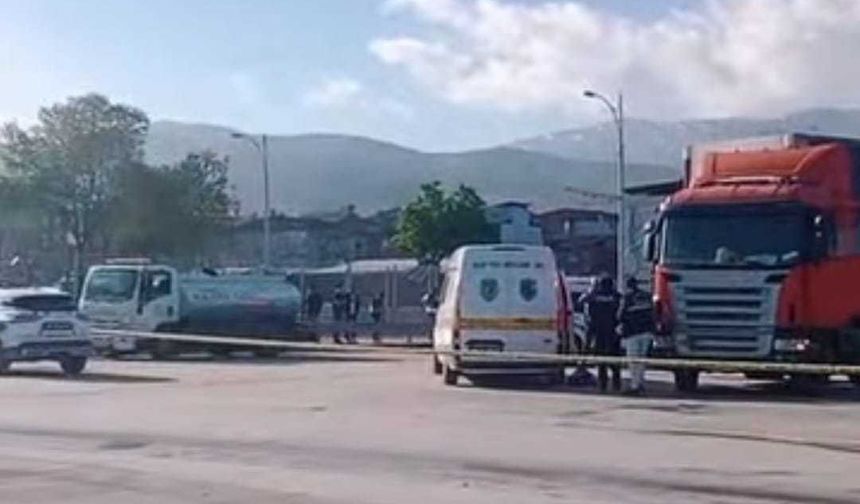 Yolun karşısına geçerken TIR çarptı