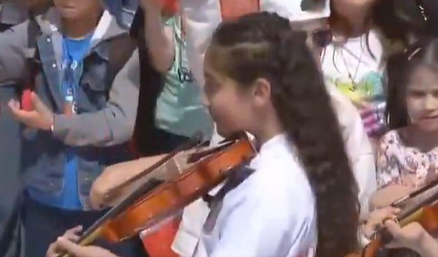 Çubuklu öğrenciler 23 Nisan'ı keman ile kutladı
