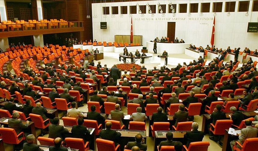 Gece Yarısı Gelen "Tık": E-Muhtıra