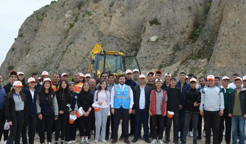 Van Gölü sahilinden kamyon dolusu çöp çıktı