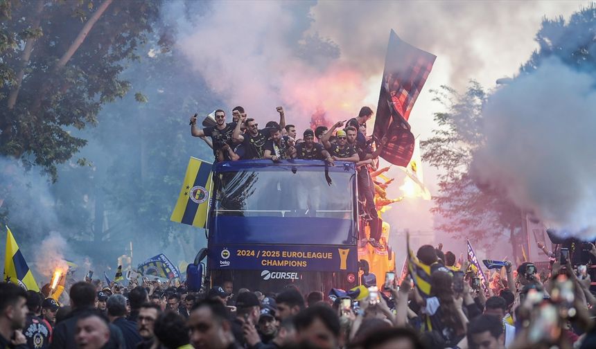 Fenerbahçe Beko, şampiyonluğunu taraftarıyla kutladı