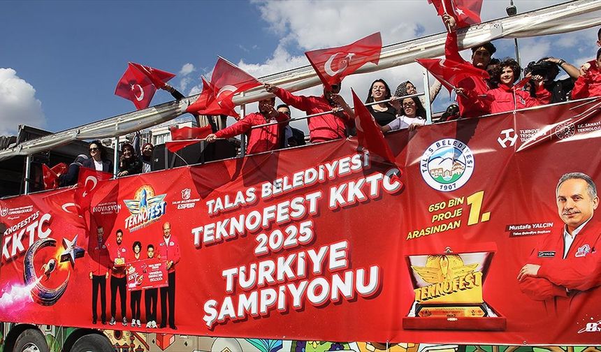 TEKNOFEST KKTC'de birinci olan öğrencilere üstü açık otobüsle şehir turu
