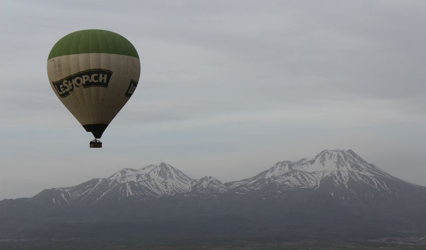 Anneler Günü için balonlu etkinliği